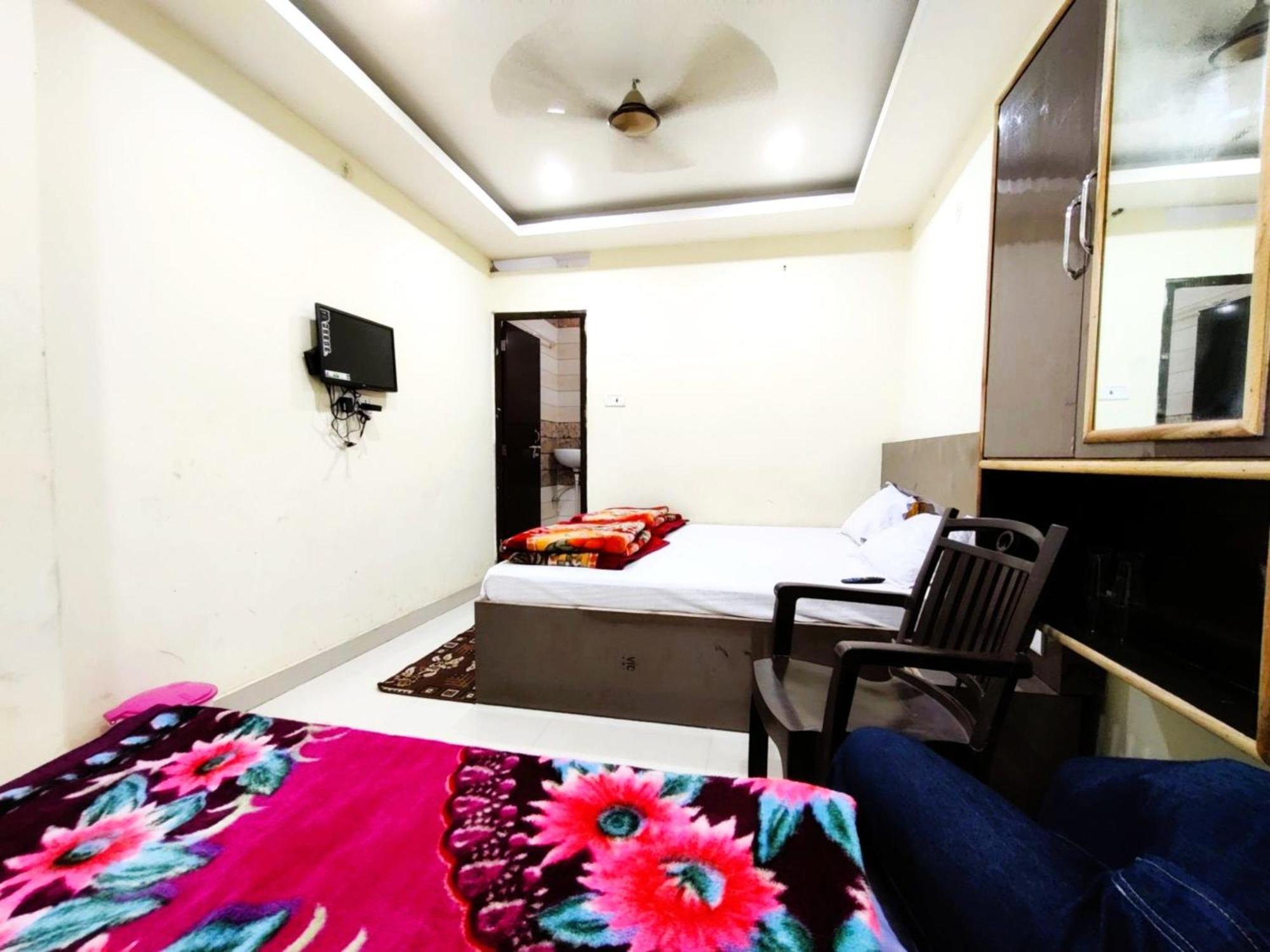 M R Swastik Near Beniya Park - Excellent With Family, Parking Facilities Homestay *