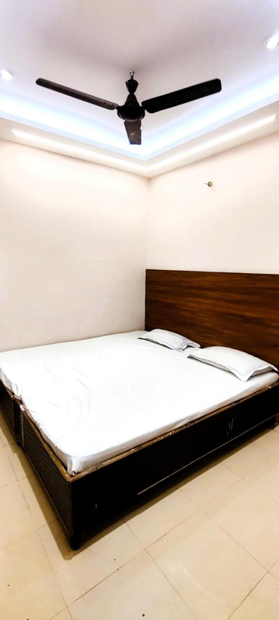 Homestay M R Swastik Near Beniya Park - Excellent With Family, Parking Facilities Varanasi